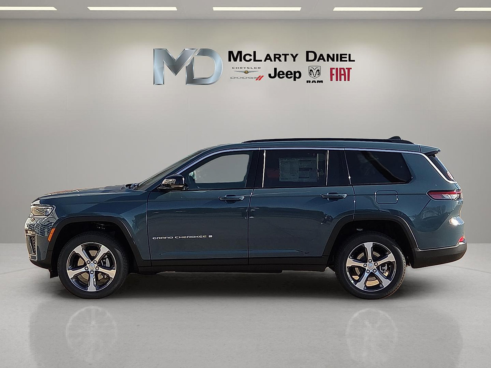 New 2026 Jeep Grand Cherokee L Limited w/ Luxury Tech Group II AWD/4WD image 3