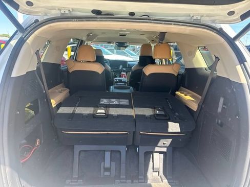 Used 2022 Kia Carnival EX FWD image 6
