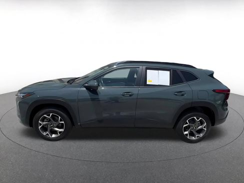 Used 2025 Chevrolet Trax LT w/ LT Convenience Package FWD image 9