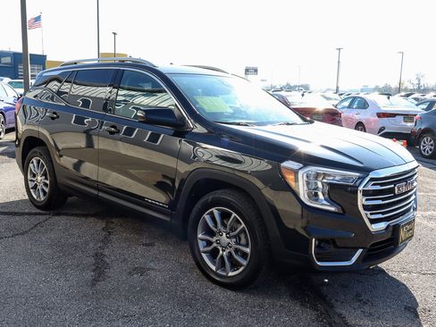 Used 2024 GMC Terrain SLT image 3