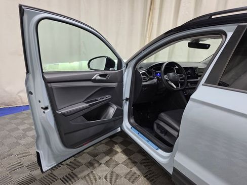 Certified 2025 Volkswagen Taos SE image 11