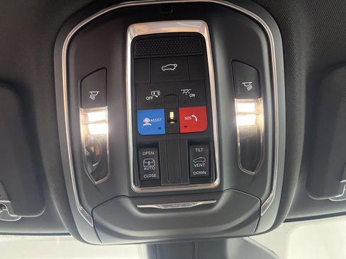 New 2025 Jeep Grand Cherokee Altitude image 21