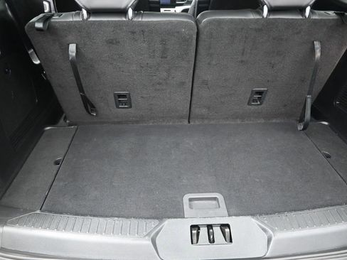 Used 2022 Ford Explorer XLT w/ Equipment Group 202A AWD/4WD image 32