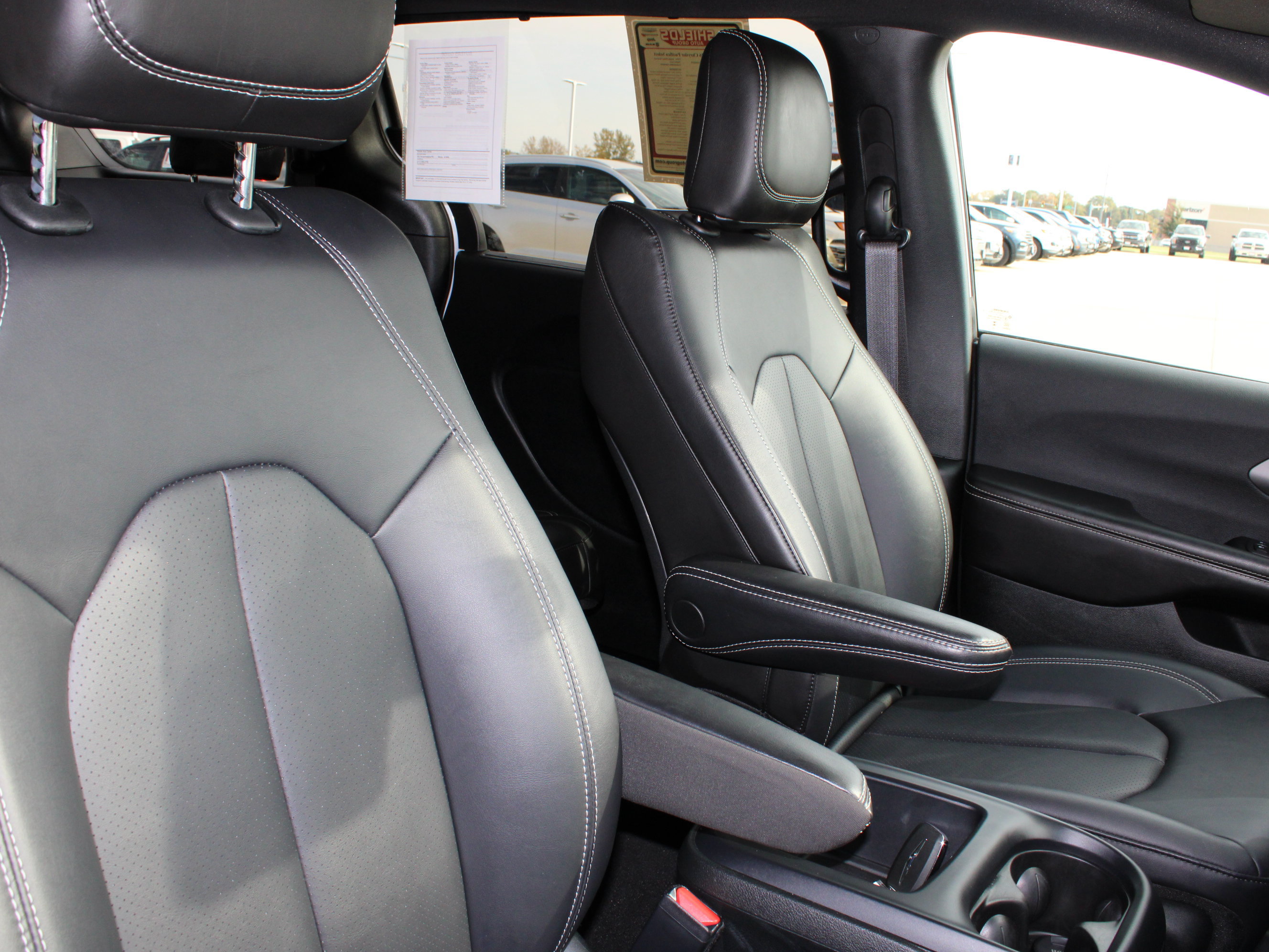 Used 2026 Chrysler Pacifica Select FWD image 41