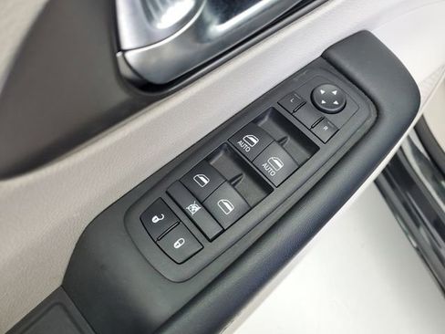 Used 2023 Chrysler Pacifica Touring-L image 20