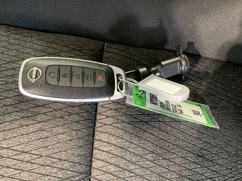 Used 2024 Nissan Rogue SV image 43