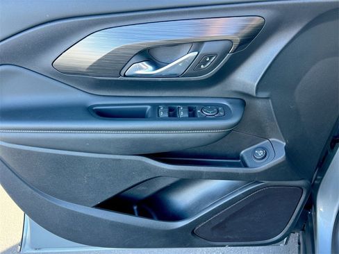 Used 2024 GMC Terrain SLE w/ Driver Convenience Package image 19