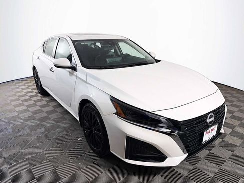 Used 2025 Nissan Altima 2.5 SV w/ SV Special Edition Package FWD image 3