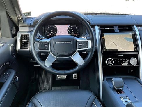 Used 2024 Land Rover Discovery Metropolitan Edition image 4