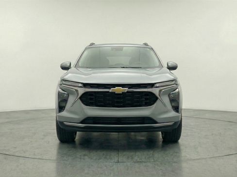 Used 2025 Chevrolet Trax LT image 2