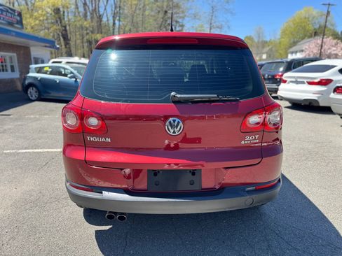 Used 2011 Volkswagen Tiguan S image 4