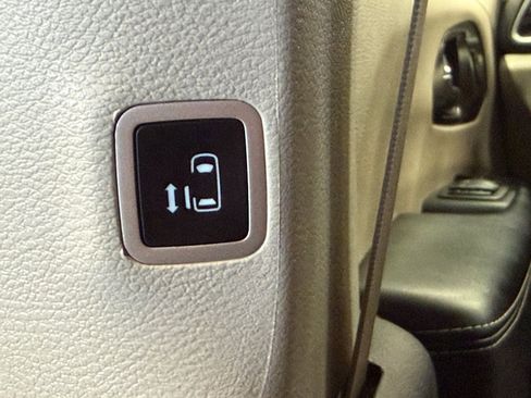 Used 2024 Chrysler Pacifica Touring-L FWD image 40