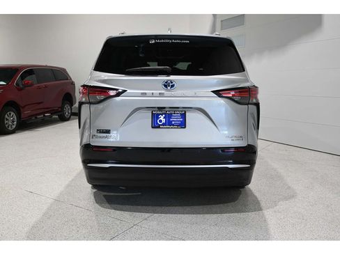Used 2024 Toyota Sienna Platinum FWD image 7
