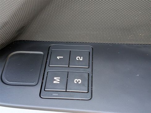 Used 2023 Land Rover Defender 90 S image 34