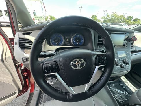 Used 2018 Toyota Sienna XLE w/ XLE Navigation Package FWD image 24