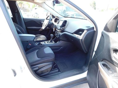 Used 2017 Jeep Cherokee Sport w/ Cold Weather Group image 18