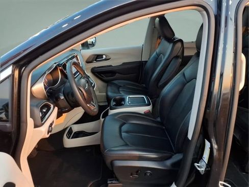Used 2023 Chrysler Pacifica Touring-L FWD image 27