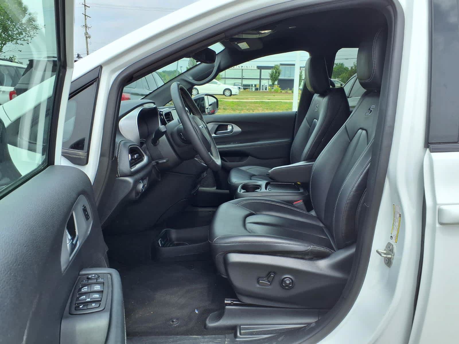 Used 2024 Chrysler Pacifica Limited FWD image 17
