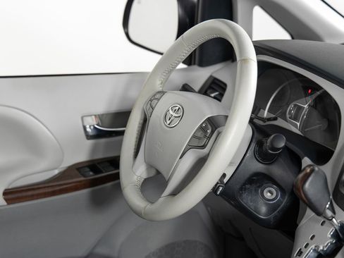 Used 2013 Toyota Sienna XLE image 26