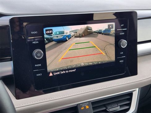 Used 2025 Volkswagen Taos SE image 11