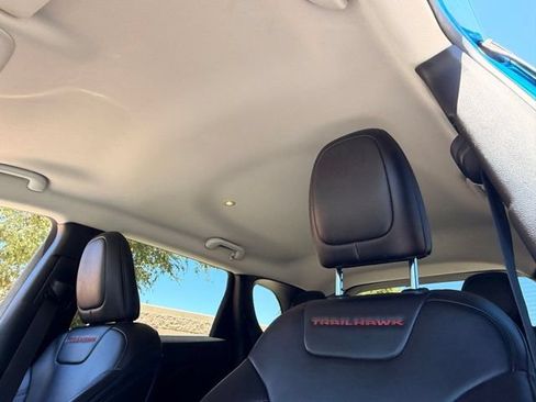 Used 2019 Jeep Cherokee Trailhawk w/ Cold Weather Group AWD/4WD image 10