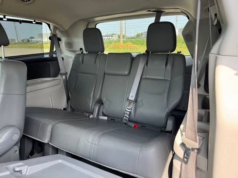 Used 2013 Volkswagen Routan SE FWD image 9