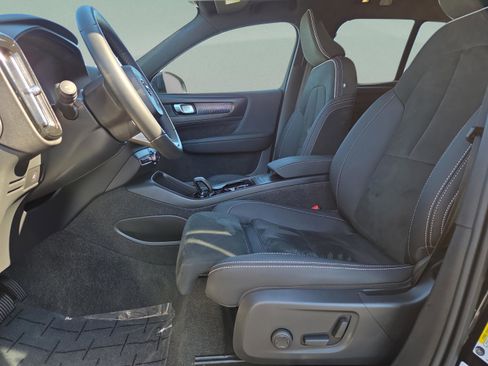 Used 2025 Volvo XC40 B5 Plus image 24