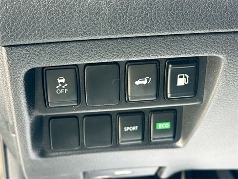 Used 2018 Nissan Rogue SV image 11