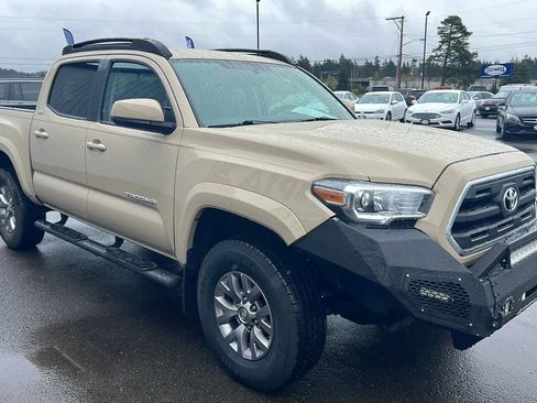 Used 2016 Toyota Tacoma SR5 w/ SR5 Appearance Package (SN) AWD/4WD image 3