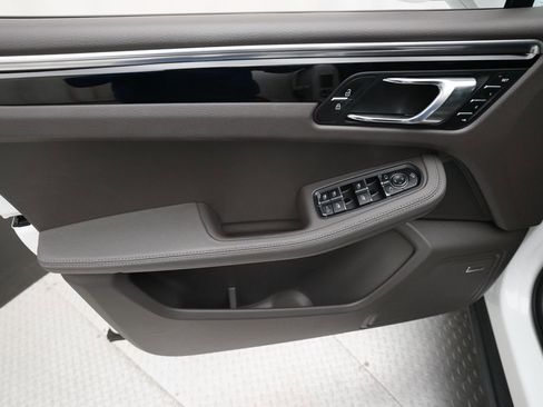 Certified 2023 Porsche Macan AWD/4WD image 16