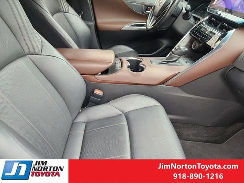 Used 2023 Toyota Venza Limited image 16