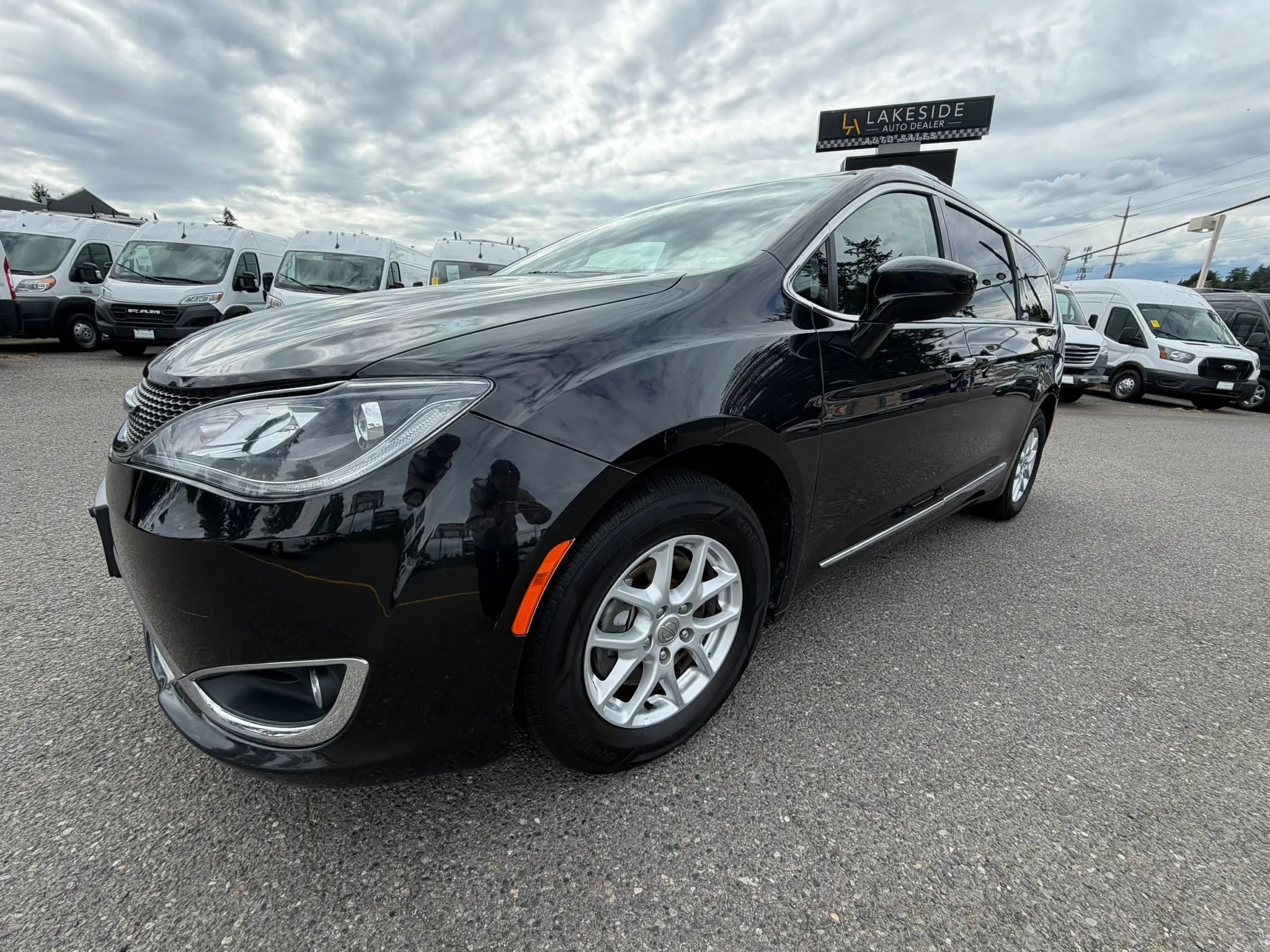 Used 2020 Chrysler Pacifica Touring-L FWD image 2