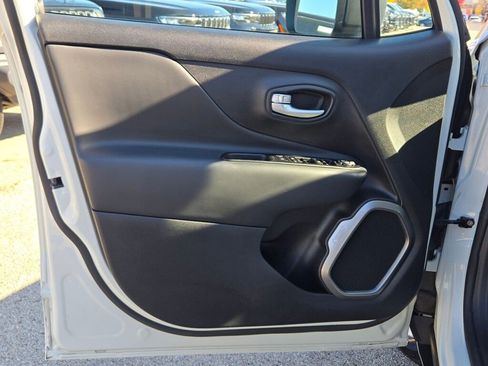 Used 2023 Jeep Renegade Latitude image 18