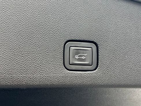 Certified 2025 Cadillac XT6 Premium Luxury image 21