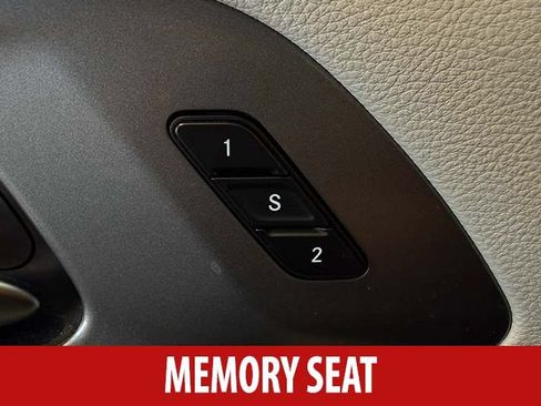 Used 2023 Chrysler Pacifica Touring-L FWD image 9