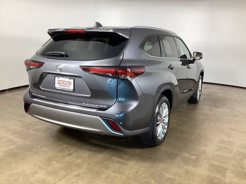 Used 2024 Toyota Highlander Platinum AWD/4WD image 5