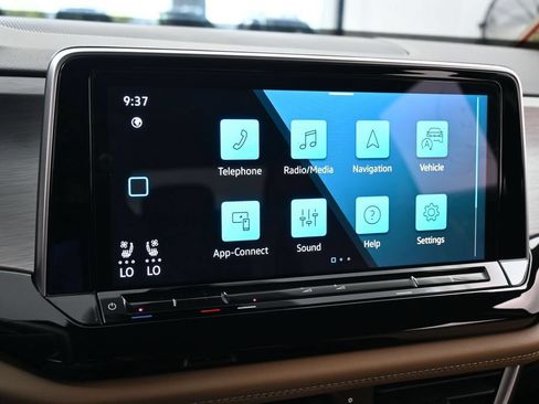 Used 2025 Volkswagen Atlas Cross Sport SE FWD image 19