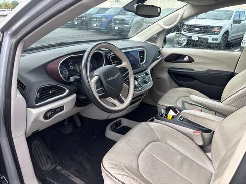 Used 2017 Chrysler Pacifica Limited FWD image 10