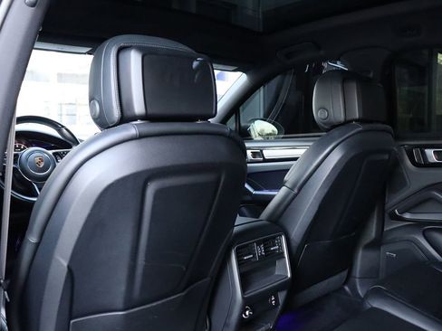 Used 2022 Porsche Cayenne Platinum Edition image 38