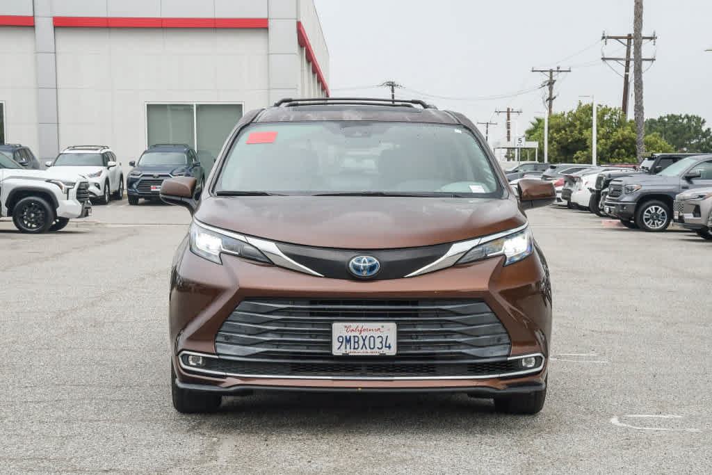 Used 2021 Toyota Sienna XLE FWD image 2