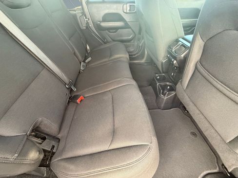 Used 2018 Jeep Wrangler Unlimited Sahara image 32