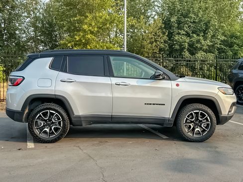 Used 2025 Jeep Compass Trailhawk AWD/4WD image 2