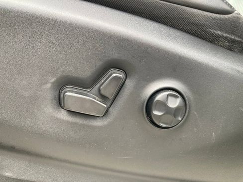 Used 2023 Chrysler Pacifica Touring-L image 14