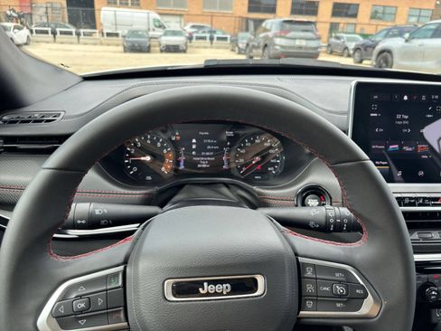 Used 2025 Jeep Compass Trailhawk AWD/4WD image 33