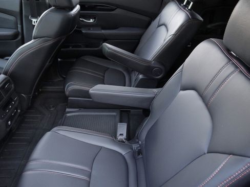 Used 2025 Honda Pilot TrailSport image 38