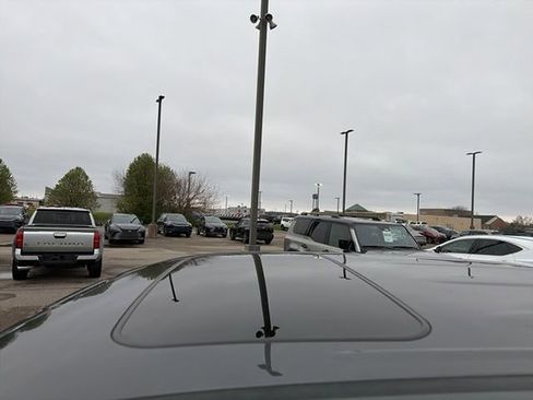 Used 2017 Toyota Tacoma TRD Sport w/ Premium & Technology Package image 4