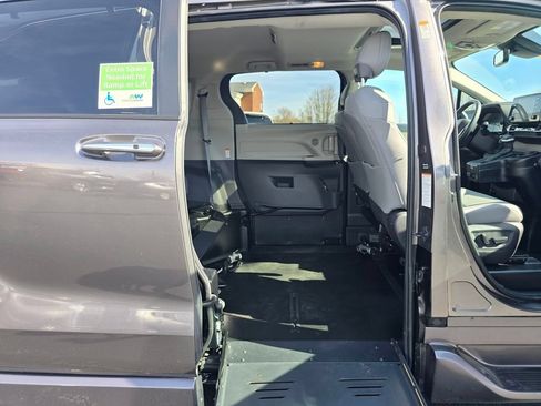 Used 2023 Toyota Sienna XLE w/ XLE Plus Package FWD image 18