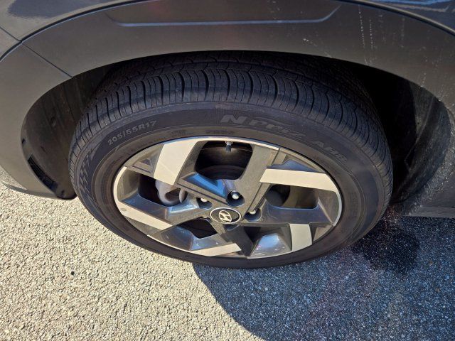 Used 2025 Hyundai Venue SEL FWD image 4
