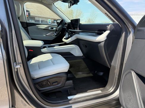 Used 2025 Ford Explorer Platinum w/ Ultimate Package AWD/4WD image 10