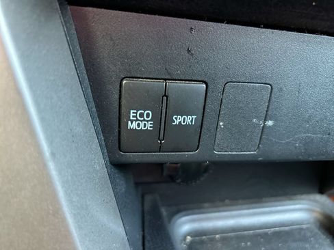 Used 2018 Toyota RAV4 LE FWD image 31